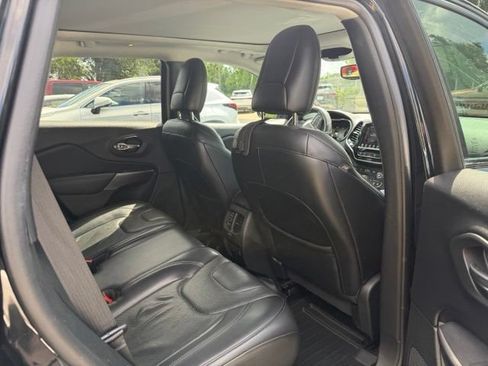 Used 2019 Jeep Cherokee Limited w/ Technology Group AWD/4WD image 10
