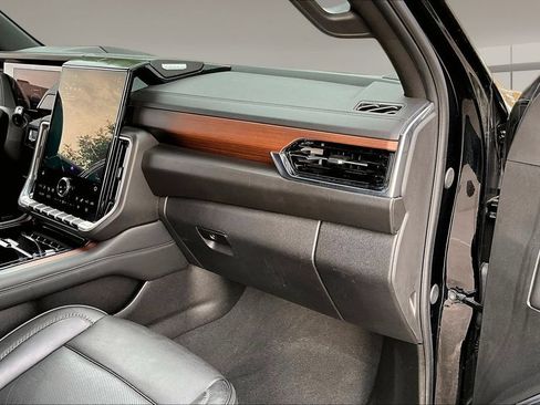 Used 2025 GMC Yukon Denali AWD/4WD image 16