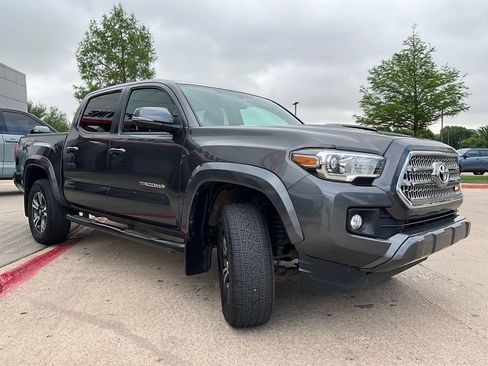 Used 2016 Toyota Tacoma TRD Sport image 4