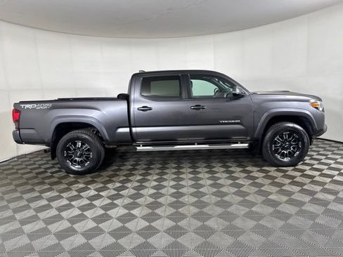 Used 2018 Toyota Tacoma TRD Sport AWD/4WD image 2