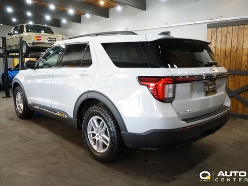 Used 2025 Ford Explorer Active AWD/4WD image 6