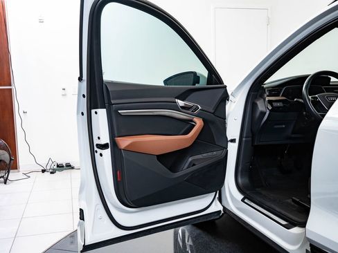 Used 2021 Audi e-tron Premium w/ Convenience Plus Package image 27