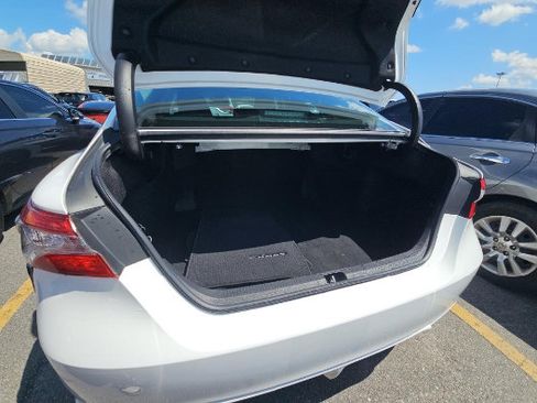 Used 2018 Toyota Camry SE w/ Convenience Package FWD image 6