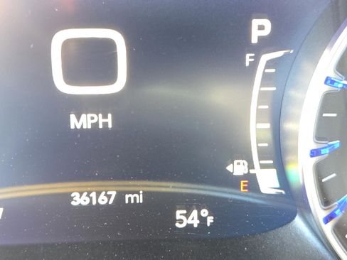 Used 2022 Chrysler Pacifica Limited w/ Uconnect Theater Family Group image 15