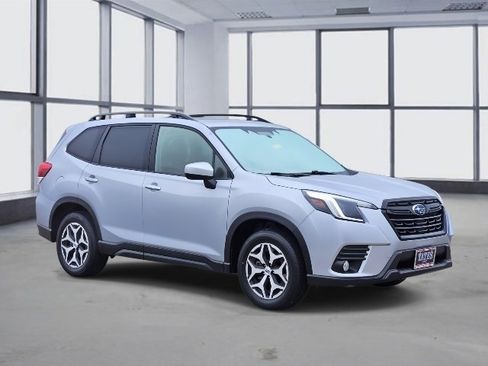 Used 2023 Subaru Forester Premium image 3