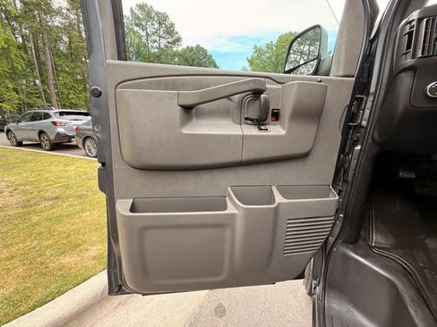 Used 2017 GMC Savana 2500 LT w/ LT Preferred Equipment Group RWD image 16