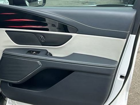 Used 2024 Lincoln Nautilus Reserve image 10