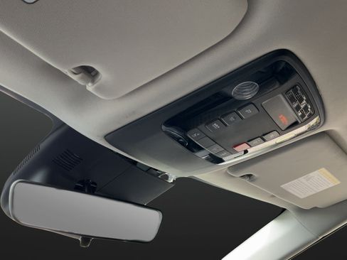 Used 2025 Kia Carnival FWD image 37
