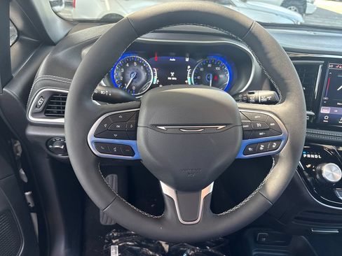 New 2027 Chrysler Pacifica Select FWD image 19