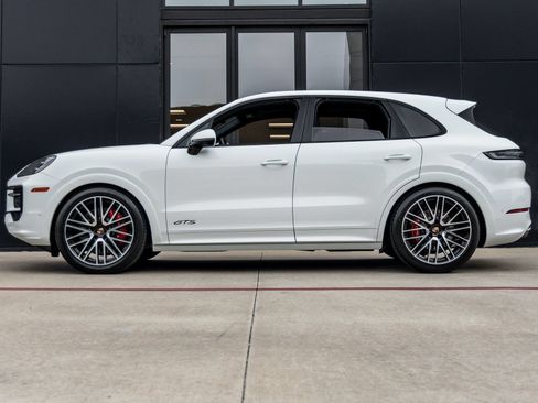 Certified 2026 Porsche Cayenne GTS AWD/4WD image 2