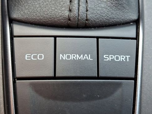 Used 2024 Toyota Camry SE FWD image 23