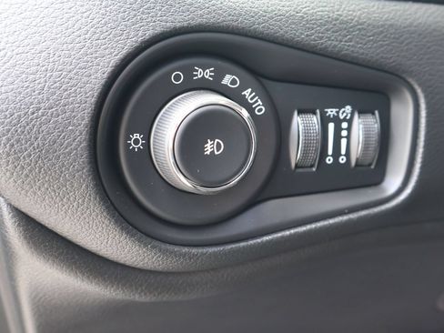 Used 2018 Jeep Renegade Latitude FWD image 19