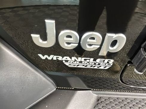 Used 2018 Jeep Wrangler Unlimited Sport S AWD/4WD image 10