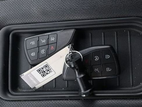 Used 2023 Chevrolet Suburban Premier image 10