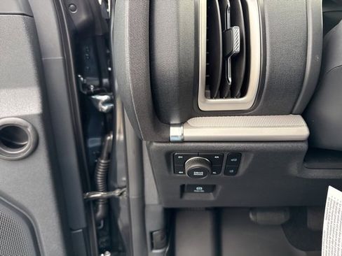 New 2025 Ford Expedition Active image 17