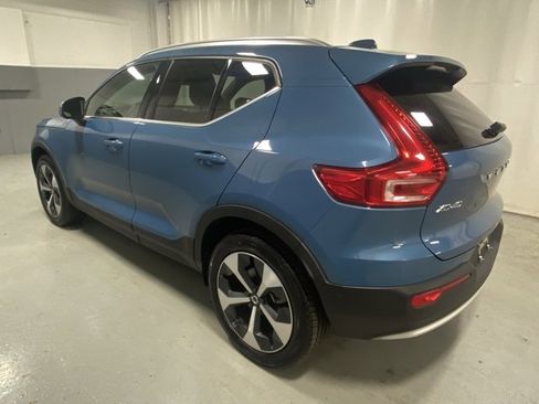 Used 2025 Volvo XC40 B5 Plus image 2