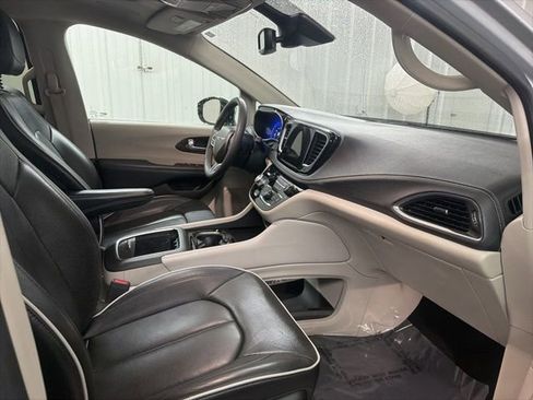 Used 2023 Chrysler Pacifica Limited FWD image 21