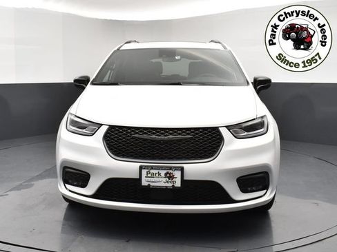 Used 2026 Chrysler Pacifica Limited w/ S Appearance Package AWD/4WD image 2
