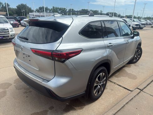 Used 2022 Toyota Highlander XLE AWD/4WD image 6