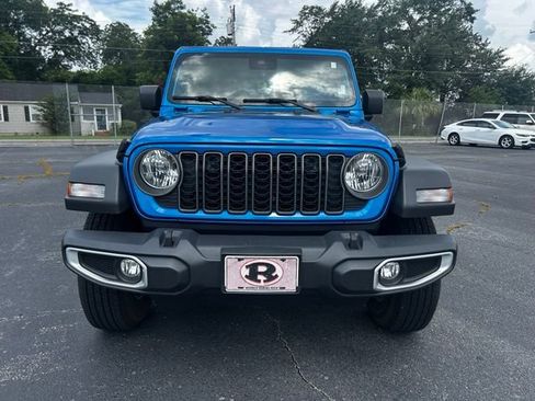 Used 2025 Jeep Gladiator Sport AWD/4WD image 7