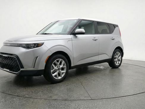 Used 2025 Kia Soul LX w/ LX Technology Package FWD image 3