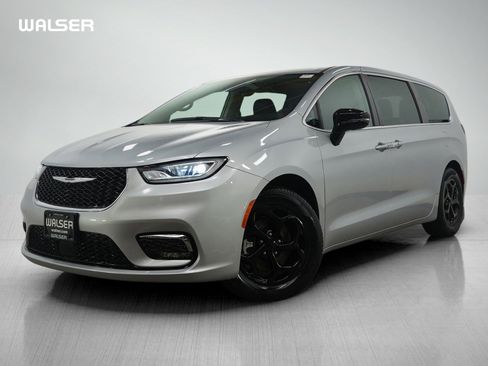 Used 2024 Chrysler Pacifica Limited image 1