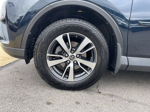 Used 2018 Toyota RAV4 XLE AWD/4WD image 9