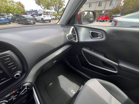 Used 2025 Kia Soul LX w/ LX Technology Package FWD image 33