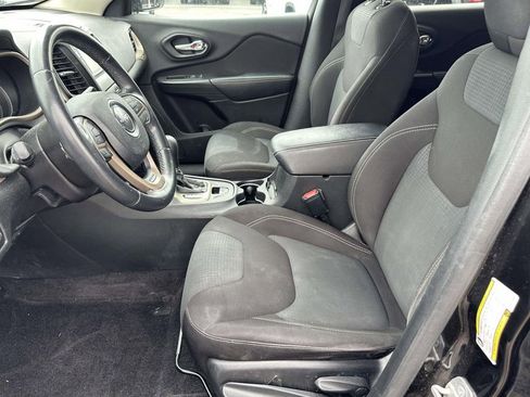 Used 2016 Jeep Cherokee Latitude FWD image 18