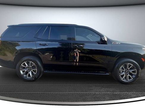 Used 2022 Chevrolet Tahoe Z71 w/ Luxury Package AWD/4WD image 4