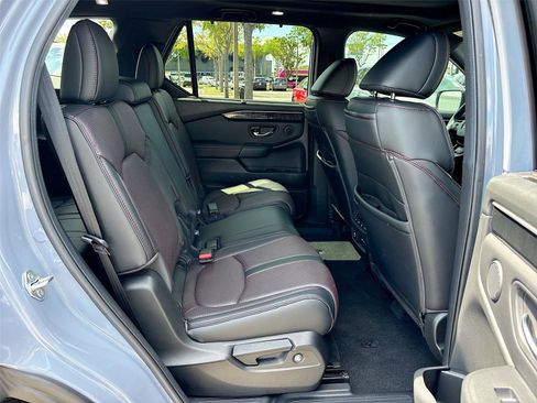 Certified 2025 Honda Pilot Black Edition image 33