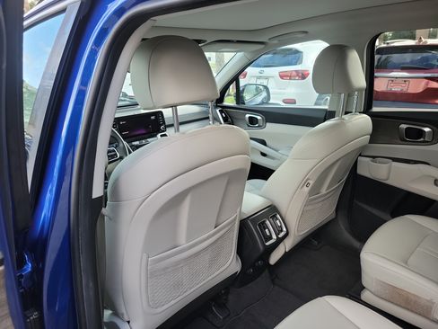 Used 2022 Kia Sorento EX w/ Panoramic Sunroof Package FWD image 17