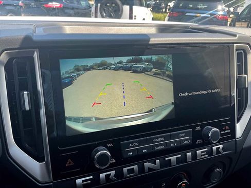 Used 2025 Nissan Frontier SV image 19