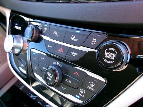 Certified 2024 Chrysler Pacifica Touring-L image 26