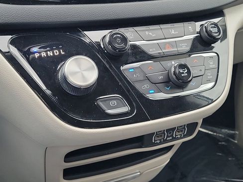 Used 2023 Chrysler Pacifica Touring-L FWD image 29