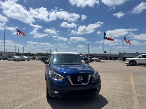 Certified 2019 Nissan Kicks SR w/ SR Premium Package FWD image 4