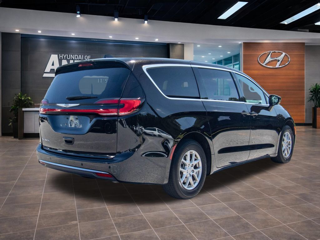 Used 2025 Chrysler Pacifica Select FWD image 14