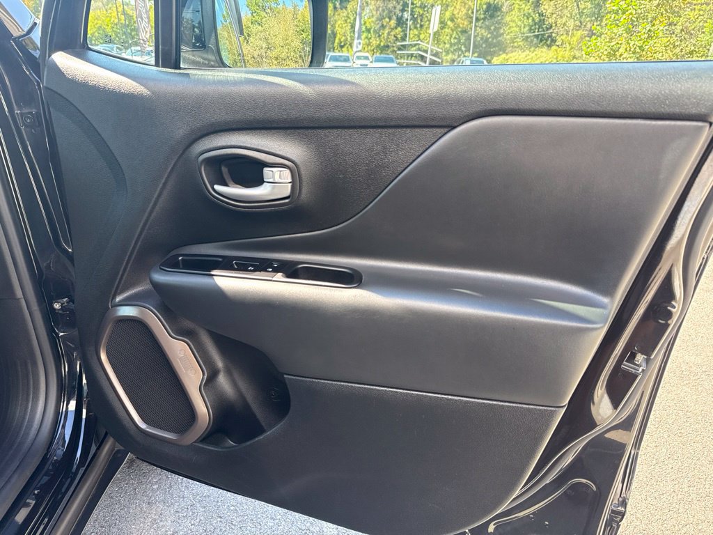 Used 2023 Jeep Renegade Latitude AWD/4WD image 31