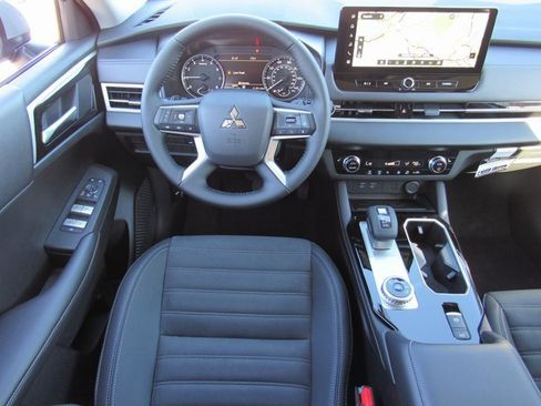 New 2025 Mitsubishi Outlander SE image 10