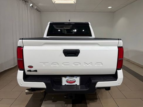Certified 2025 Toyota Tacoma SR5 AWD/4WD image 4