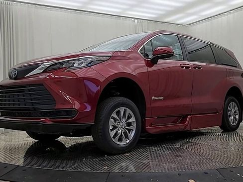 Used 2024 Toyota Sienna LE image 4