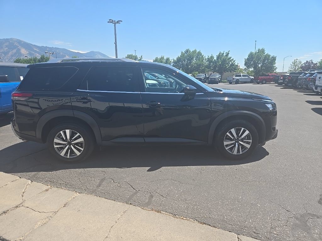 Used 2025 Nissan Pathfinder SL AWD/4WD image 4