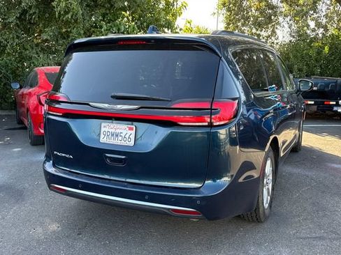 Used 2022 Chrysler Pacifica Touring-L FWD image 5