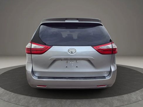 Used 2017 Toyota Sienna LE image 6
