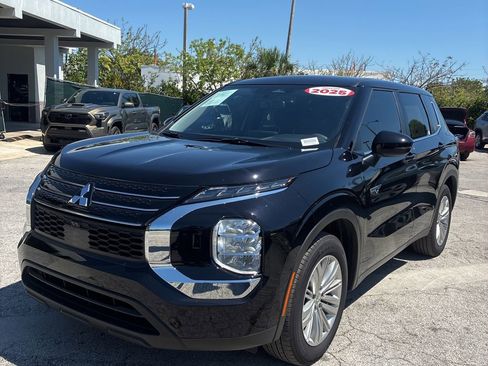 Used 2025 Mitsubishi Outlander ES AWD/4WD image 1