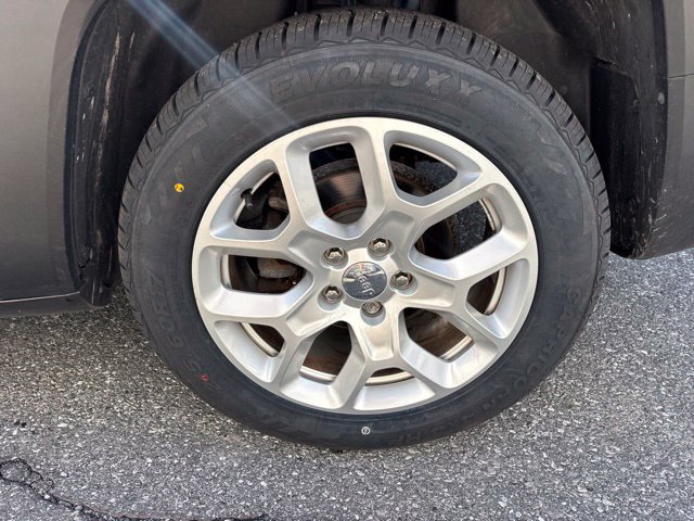 Used 2018 Jeep Renegade Latitude FWD image 19