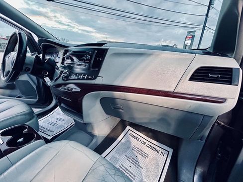 Used 2013 Toyota Sienna XLE image 37