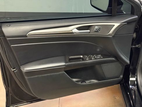 Used 2017 Ford Fusion SE w/ Fusion SE Technology Package image 15