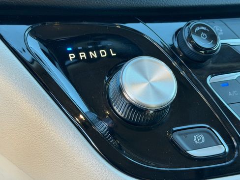 Used 2023 Chrysler Pacifica Touring-L image 28