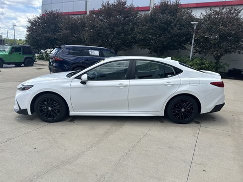Used 2026 Toyota Camry SE FWD image 12